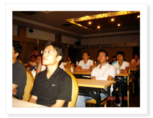 大會(huì)現(xiàn)場員工正在認(rèn)真聽取報(bào)告